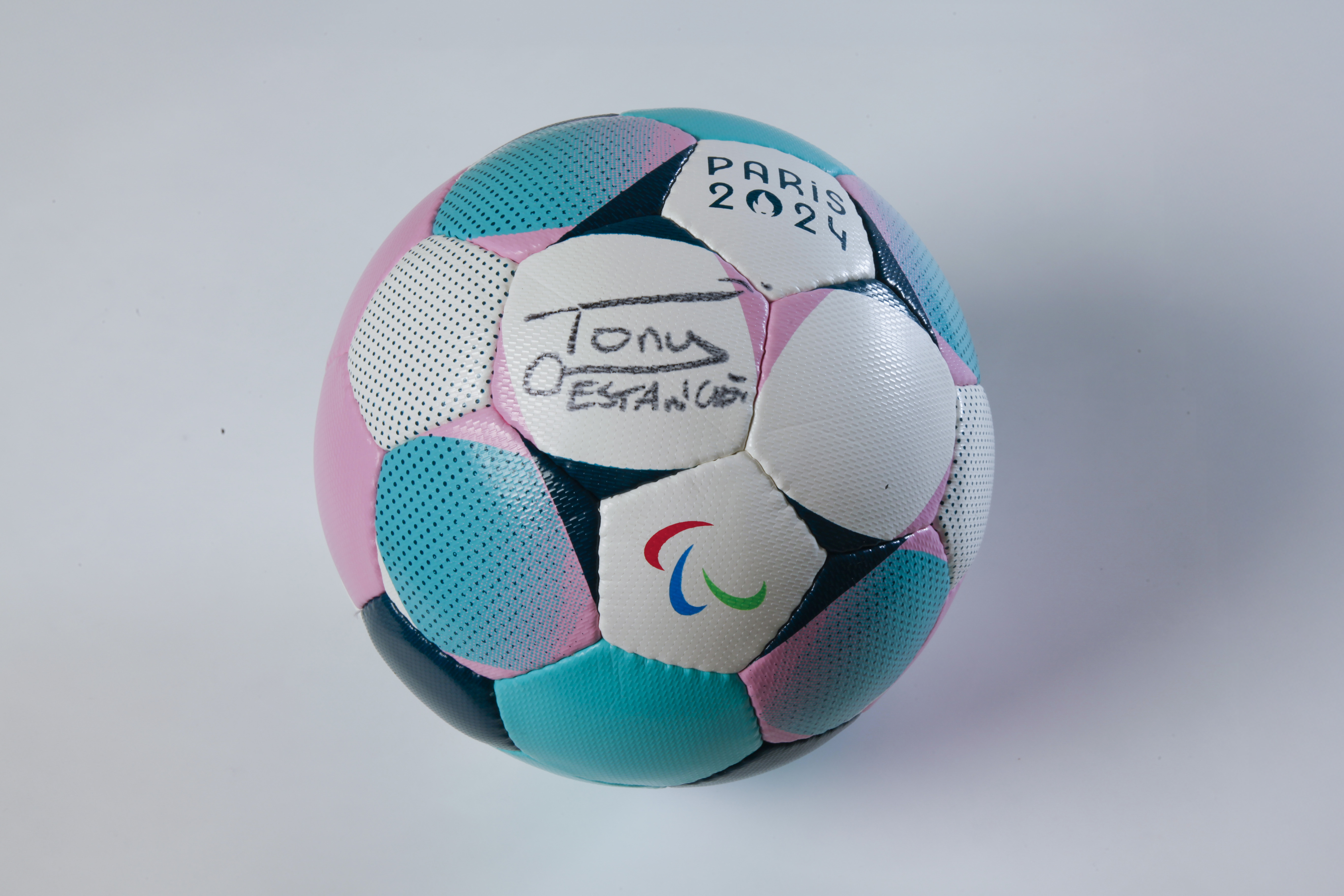 Ballon de cécifoot des Jeux Paralympiques de Paris 2024 signé par Tony Estanguet