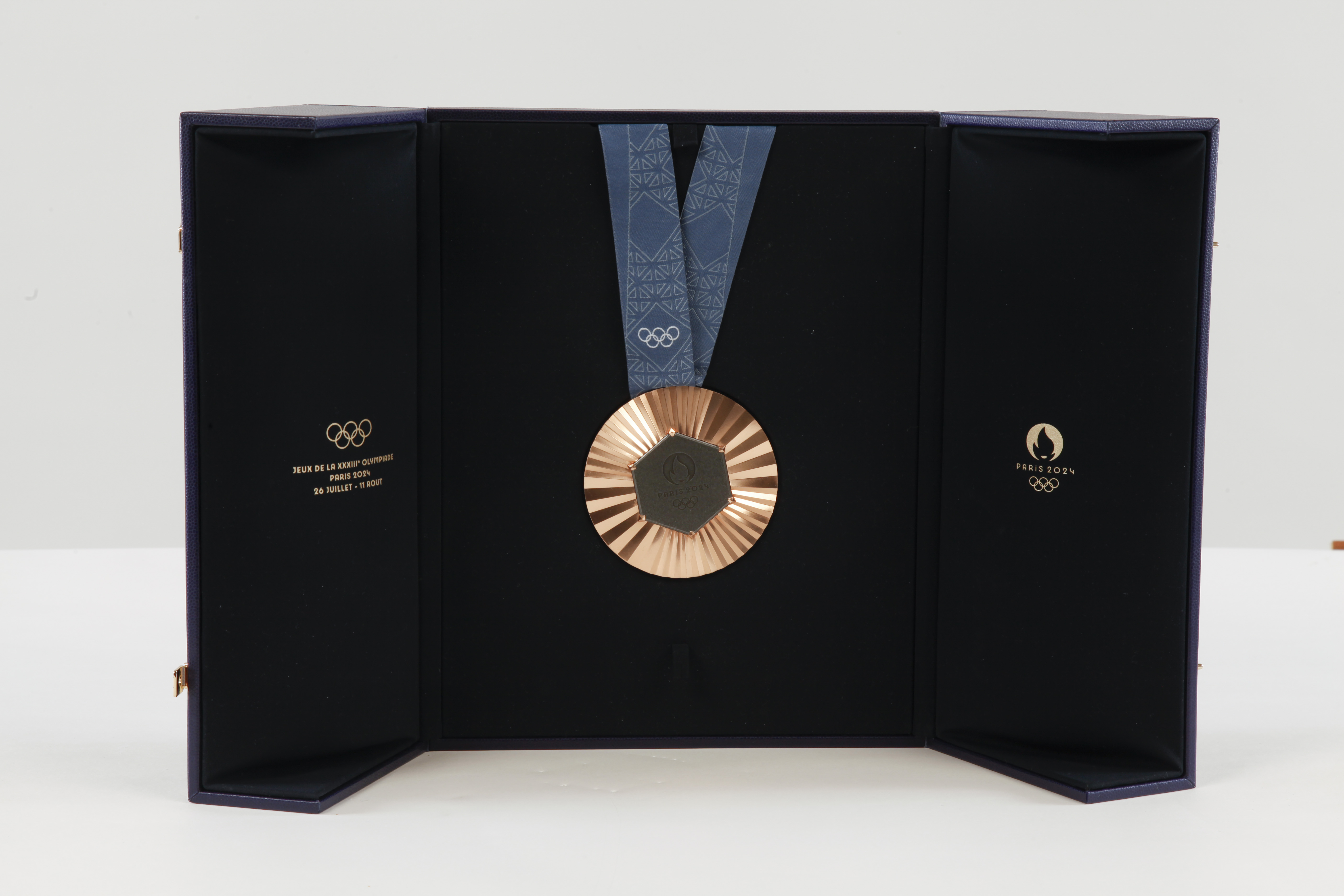 Médaille de bronze des Jeux Olympiques de Paris 2024 et son écrin