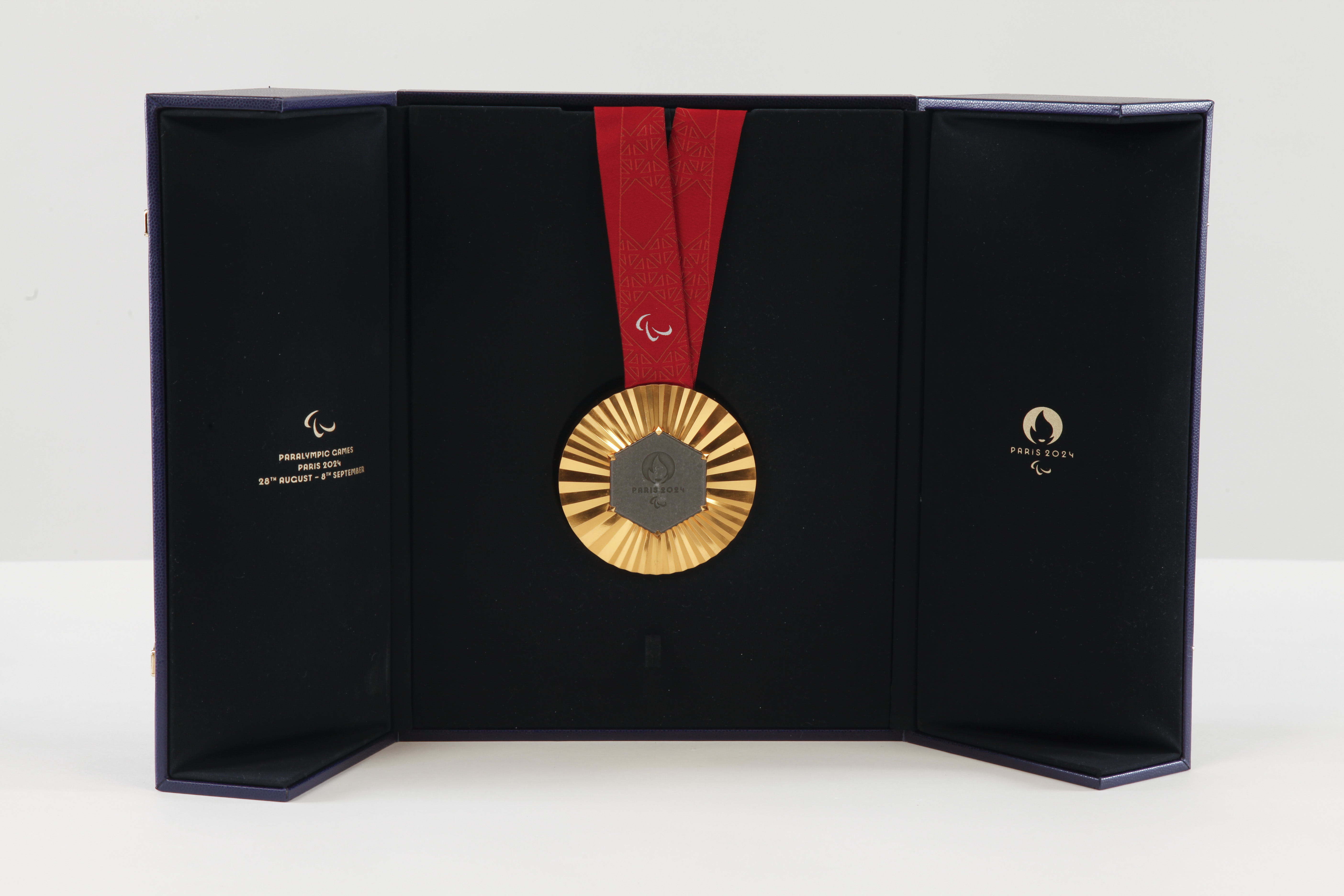 Médaille d'or des Jeux Paralympiques de Paris 2024 et son écrin