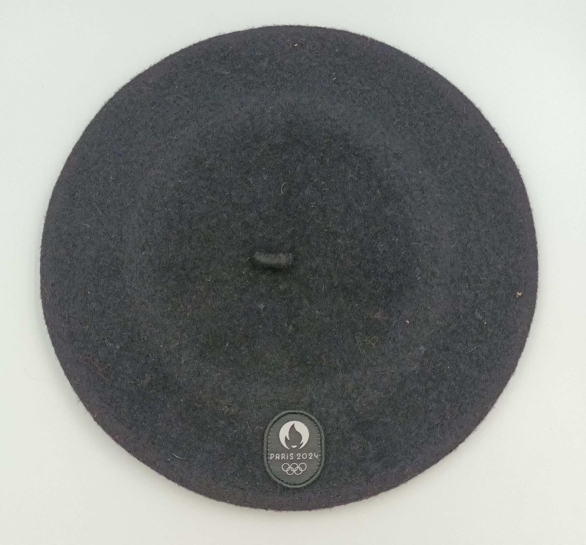 Béret noir Paris 2024