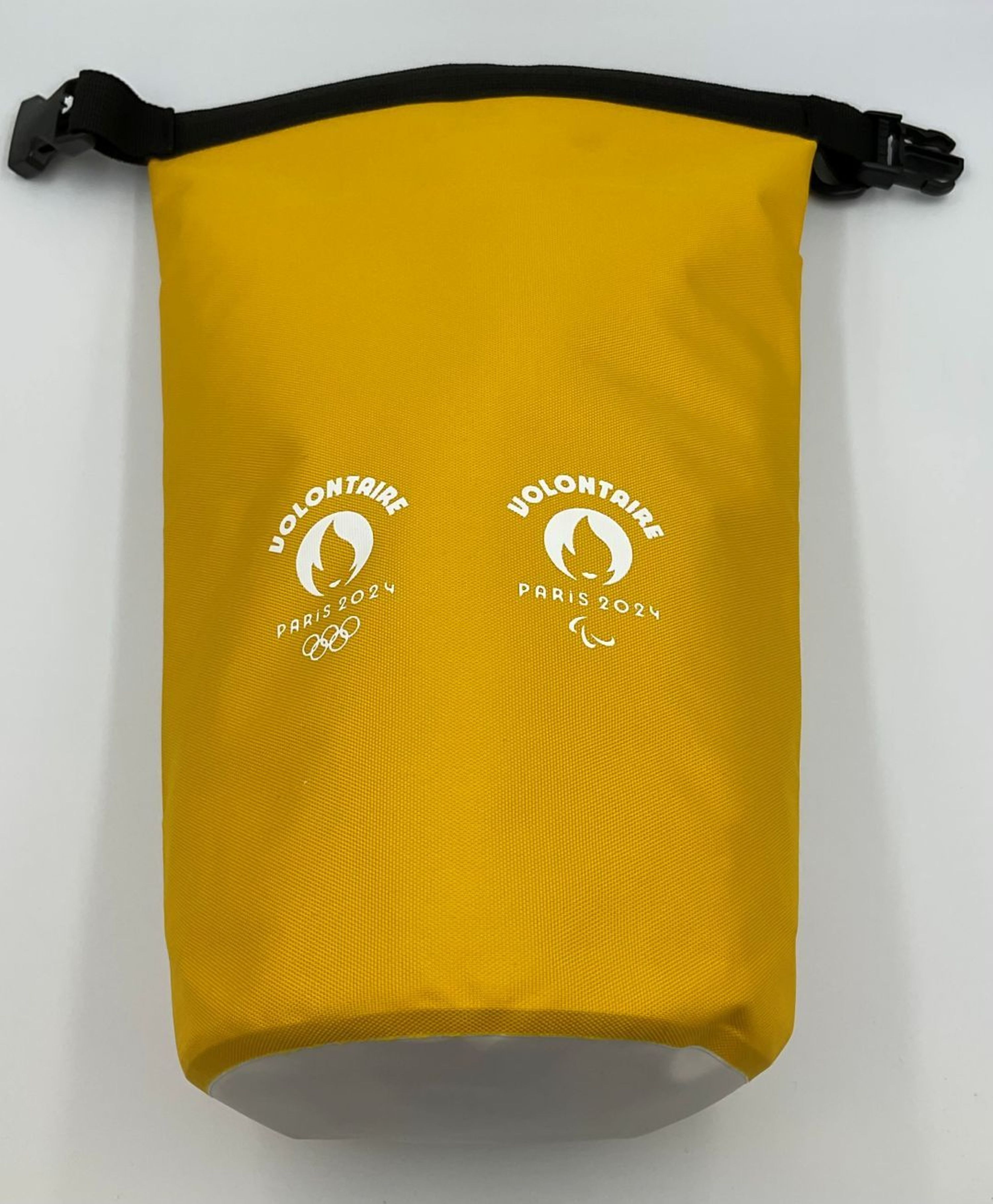 Sac jaune des volontaires des Jeux Olympiques et Paralympiques de Paris 2024 contenant un nécessaire de toilet
