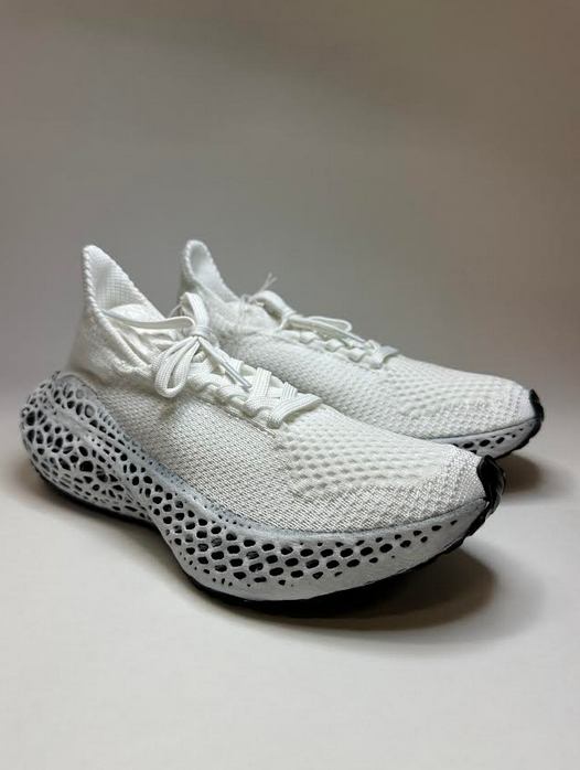 Paire de chaussures -Tenue des derniers relayeurs - Cérémonie d'ouverture des Jeux Olympiques - Paris 2024