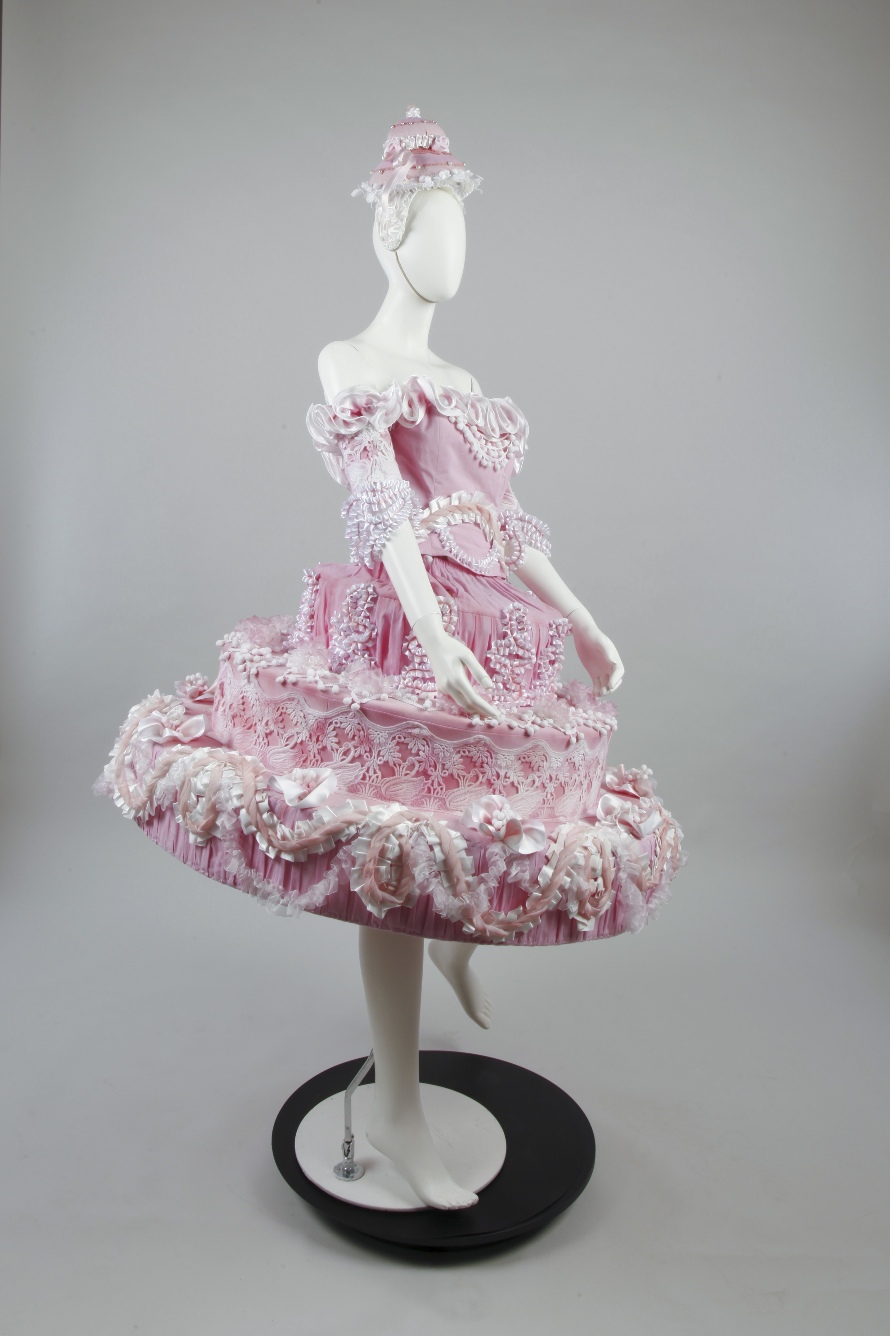 Costume Femme Gateau JO 2024 tableau 'Enchanté' - Cérémonie d'ouverture des Jeux Olympiques - Paris 2024