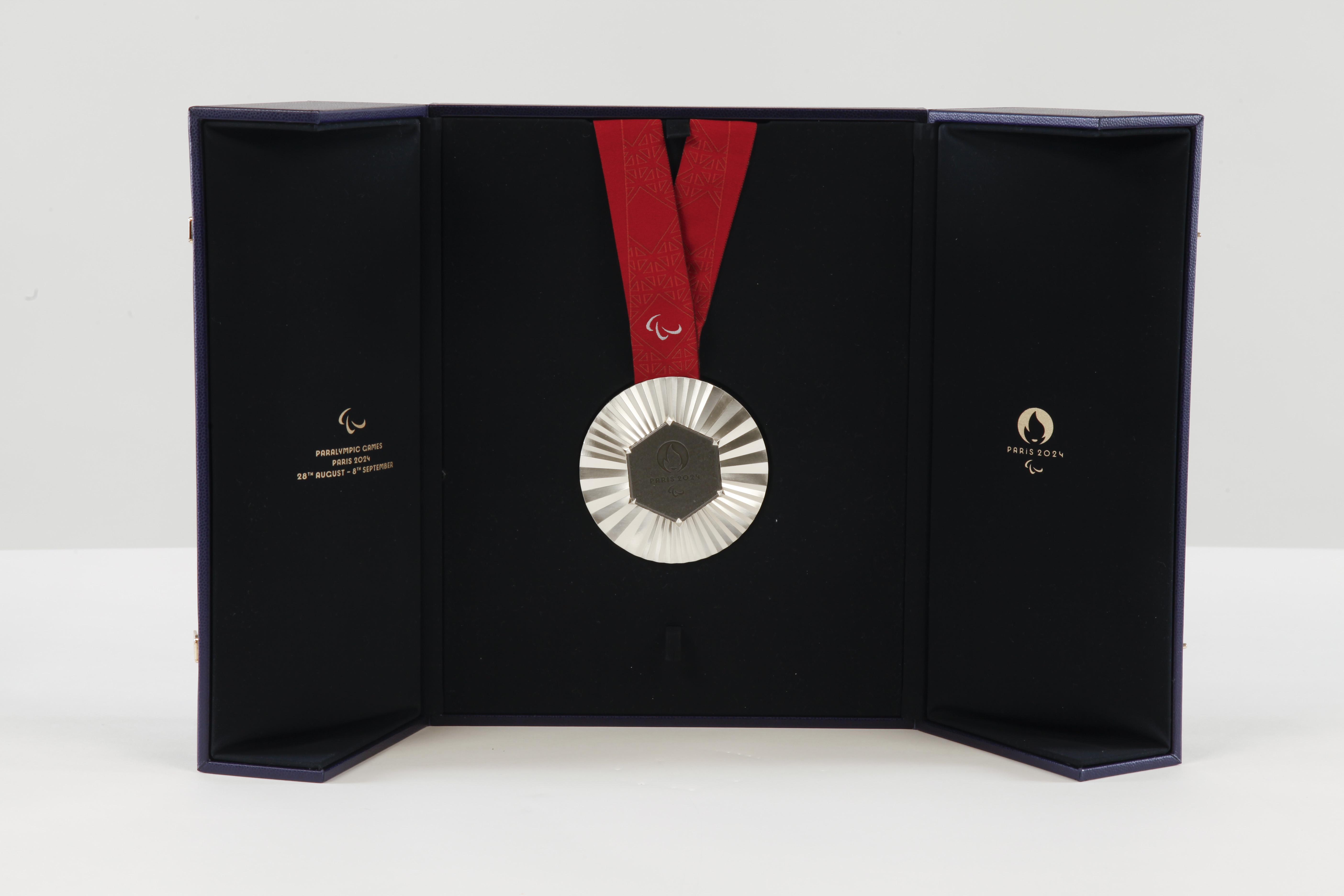 Médaille d'argent des Jeux Paralympiques de Paris 2024 et son écrin