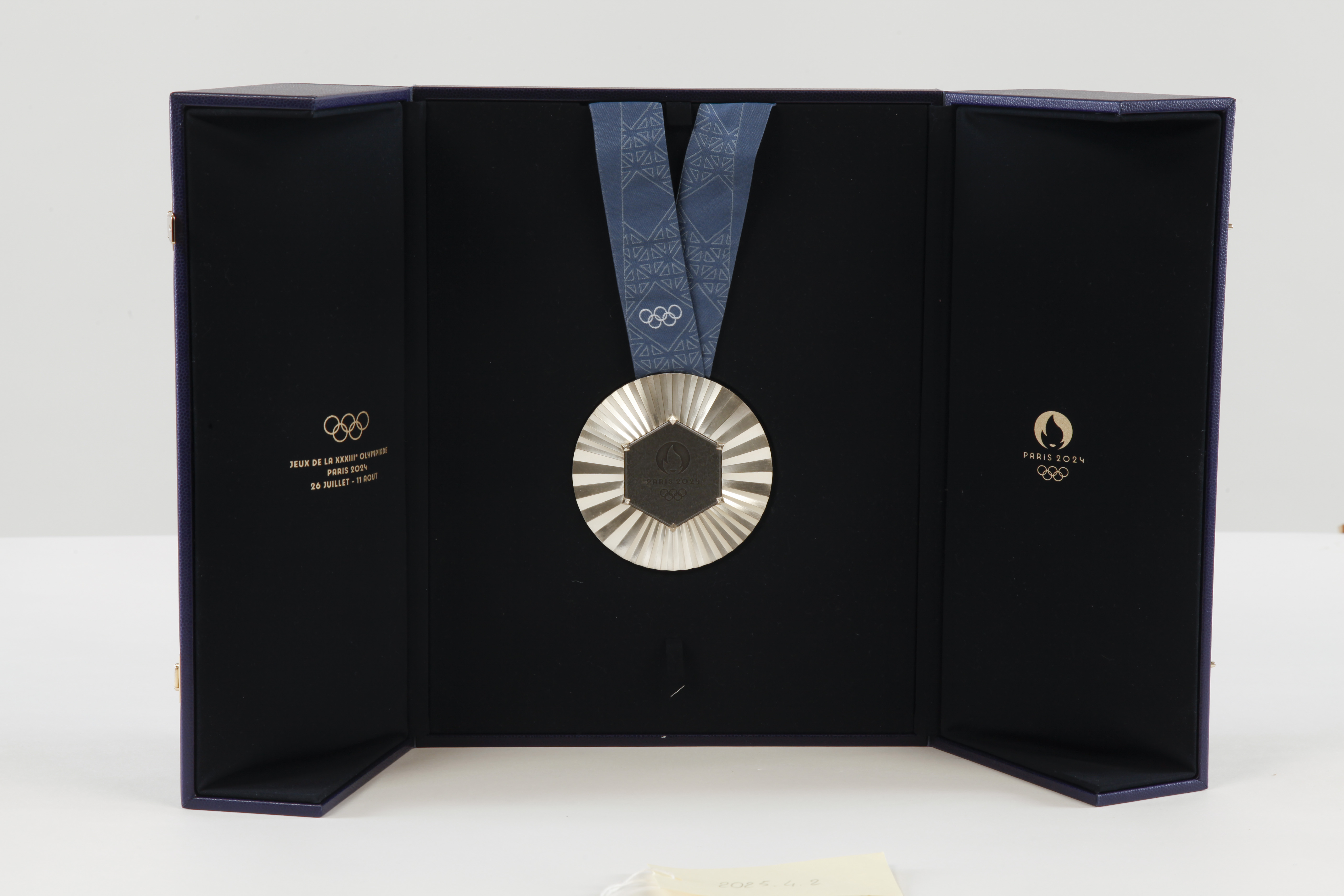 Médaille d'argent des Jeux olympiques de Paris 2024 et son écrin