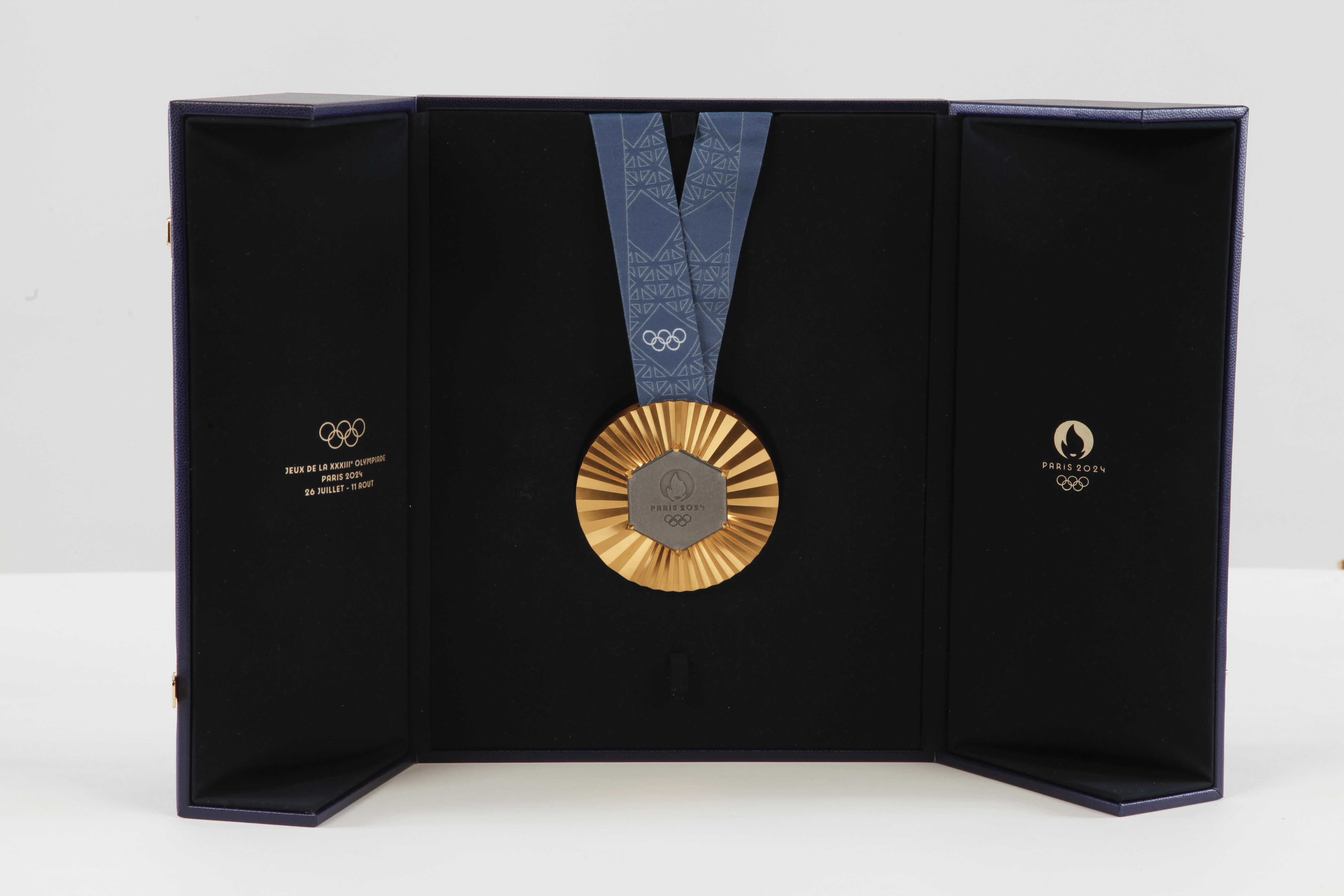 Médaille d'or des Jeux Olympiques de Paris 2024 et son écrin