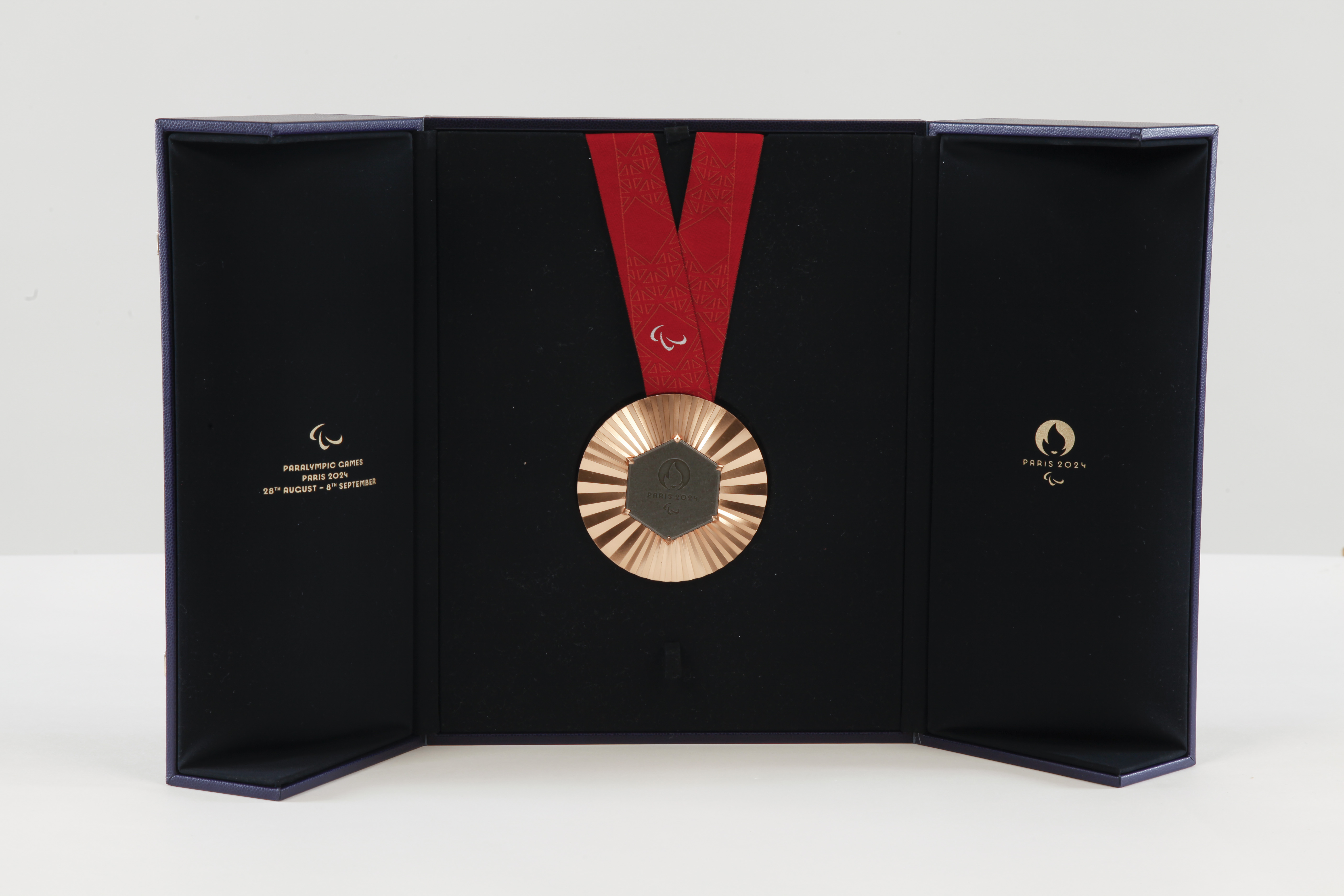 Médaille de bronze des Jeux Paralympiques de Paris 2024 et son écrin